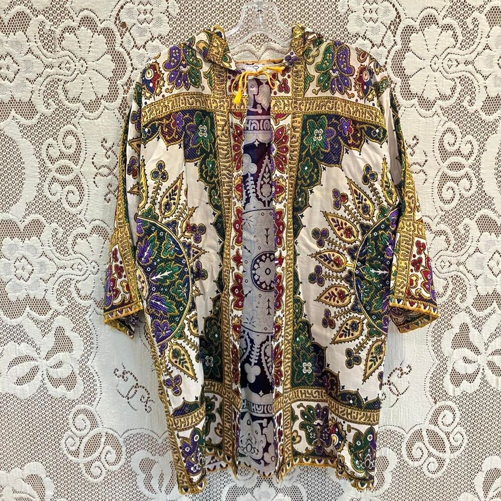 Vintage 60s-70s Moroccan embroidered short robe with vibrant arabesque pattern